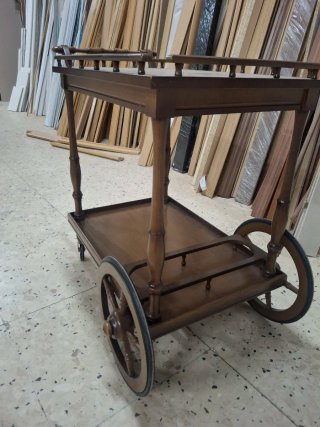 Camarera de madera con ruedas