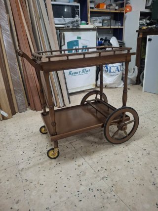 Camarera de madera con ruedas
