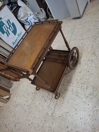 Camarera de madera con ruedas