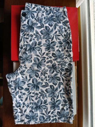 Pantalón corto de hombre con estampado floral