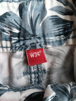 Pantalón corto de hombre con estampado floral