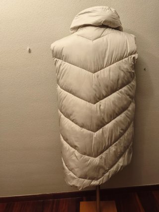 Chaleco acolchado beige claro