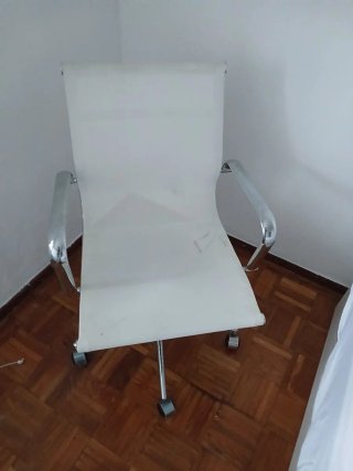 Silla de oficina blanca y plateada