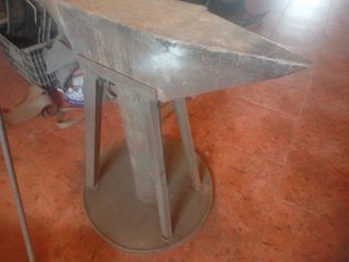 Yunque antiguo de forja, pesa más de 100 kg