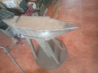 Yunque antiguo de forja, pesa más de 100 kg