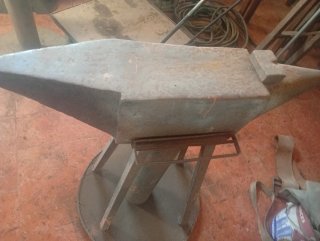 Yunque antiguo de forja, pesa más de 100 kg