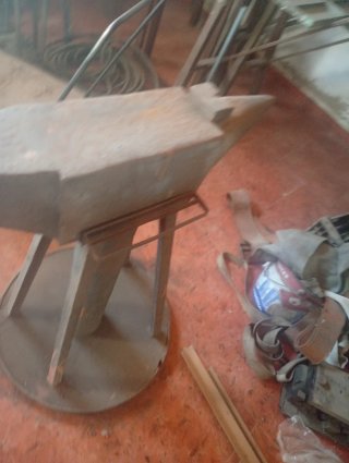 Yunque antiguo de forja, pesa más de 100 kg