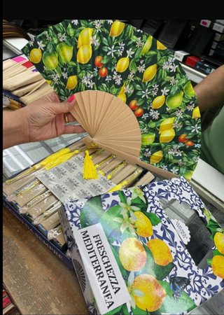 Ventaglio Limoni in legno con nappina gialla