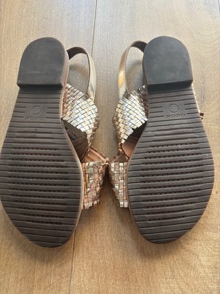 Sandalias doradas tejidas