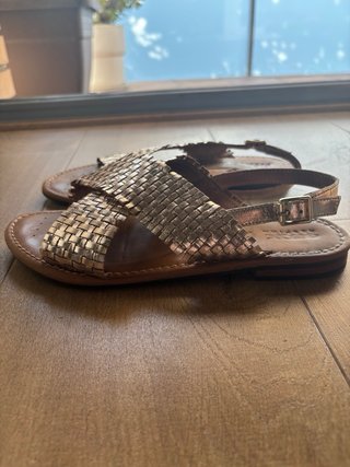 Sandalias doradas tejidas