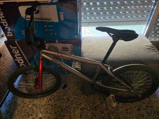 Bicicleta BMX Btwin gris y roja