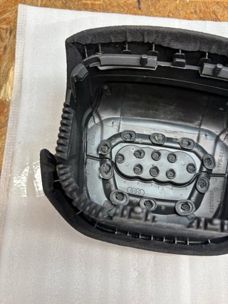Copertura Airbag Audi alcantara con cuciture rosse
