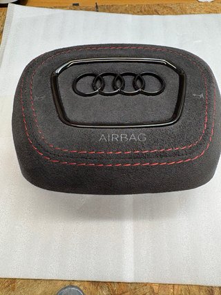 Copertura Airbag Audi alcantara con cuciture rosse