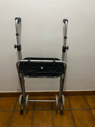 Andador plegable con asiento