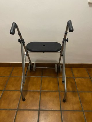 Andador plegable con asiento