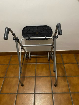 Andador plegable con asiento