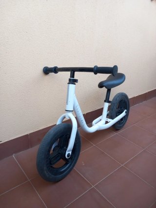 Bicicleta de aprendizaje blanca