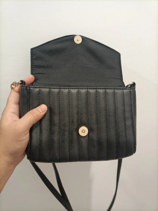 Bolso negro con detalles dorados