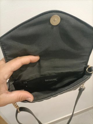 Bolso negro con detalles dorados