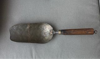 Cuchara antigua de metal y madera