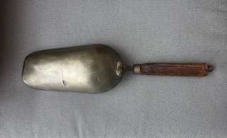 Cuchara antigua de metal y madera