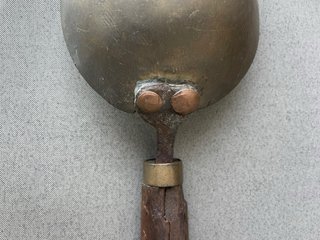 Cuchara antigua de metal y madera