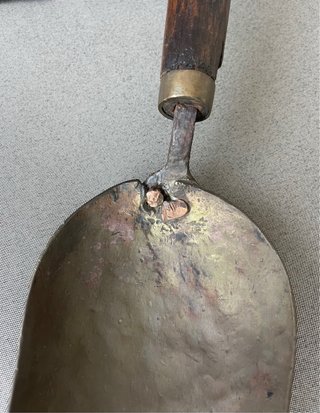 Cuchara antigua de metal y madera