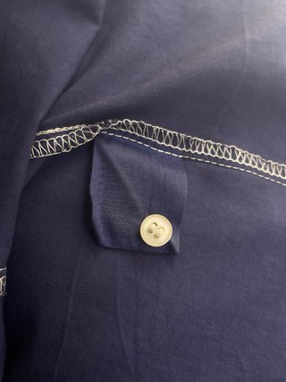 Blusa azul manga corta con detalles