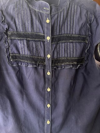 Blusa azul manga corta con detalles
