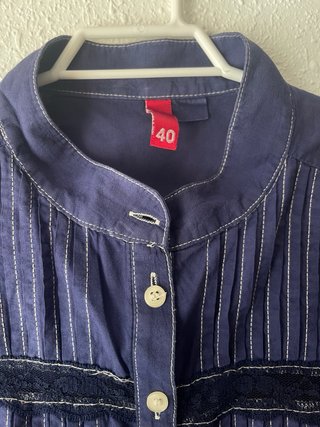 Blusa azul manga corta con detalles