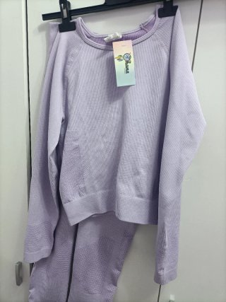 Conjunto deportivo morado