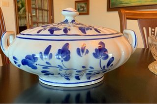 Sopera de porcelana pintada a mano  blanca y azul