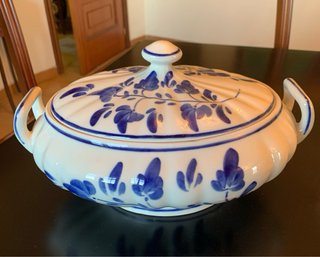 Sopera de porcelana pintada a mano  blanca y azul