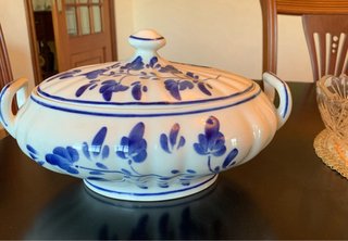 Sopera de porcelana pintada a mano  blanca y azul