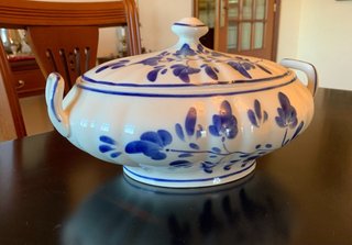 Sopera de porcelana pintada a mano  blanca y azul