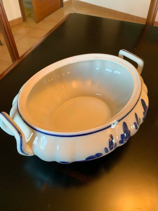 Sopera de porcelana pintada a mano  blanca y azul