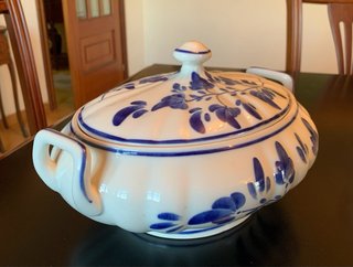 Sopera de porcelana pintada a mano  blanca y azul