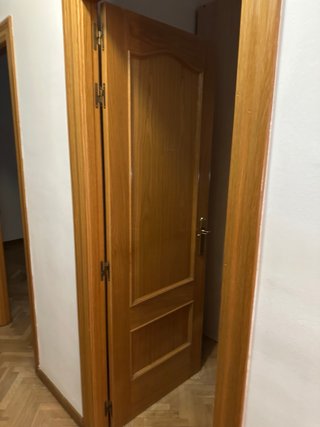 Puerta de madera con cristal decorado