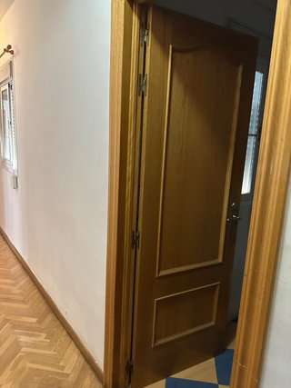 Puerta de madera con cristal decorado