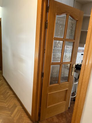 Puerta de madera con cristal decorado