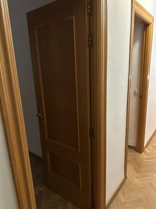 Puerta de madera con cristal decorado