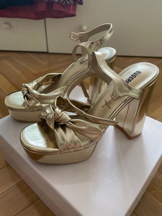 Sandalias doradas tacón y plataforma