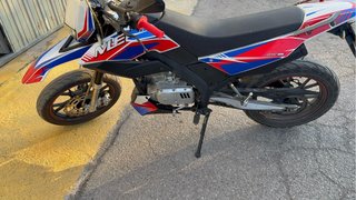 Moto Supermotard Azul y Roja