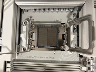 X870E AORUS ELITE WIFI7 ICE