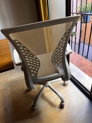 Silla de oficina ergonómica beige y blanca