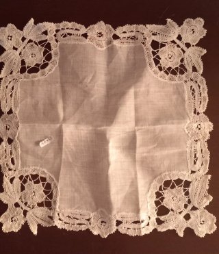 Pañuelo de encaje antiguo hecho a mano