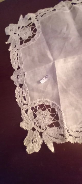 Pañuelo de encaje antiguo hecho a mano