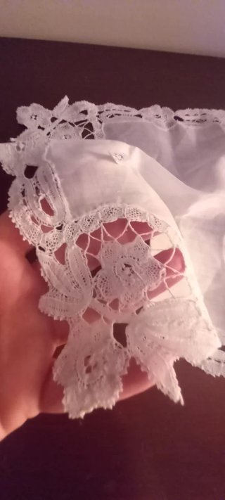Pañuelo de encaje antiguo hecho a mano