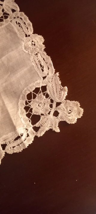 Pañuelo de encaje antiguo hecho a mano