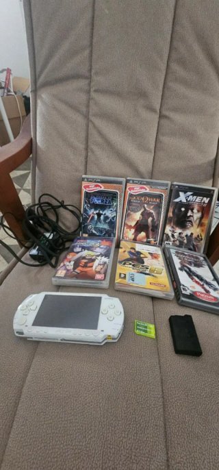 PSP 1000 Bianca + 6 Giochi + Scheda Memoria